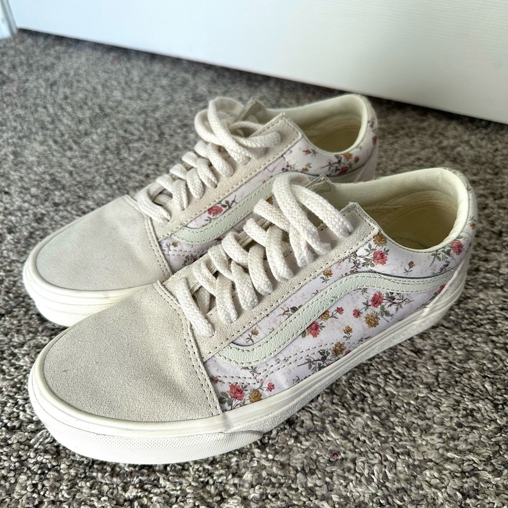 Floral Vans size 9. Like new